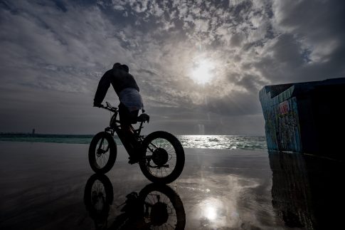 Το Ιράν δηλώνει έτοιμο για μακρύ «πόλεμο φθοράς», ενώ ο Τραμπ αναφέρει ότι η Τεχεράνη βρίσκεται «κοντά στην ήττα»