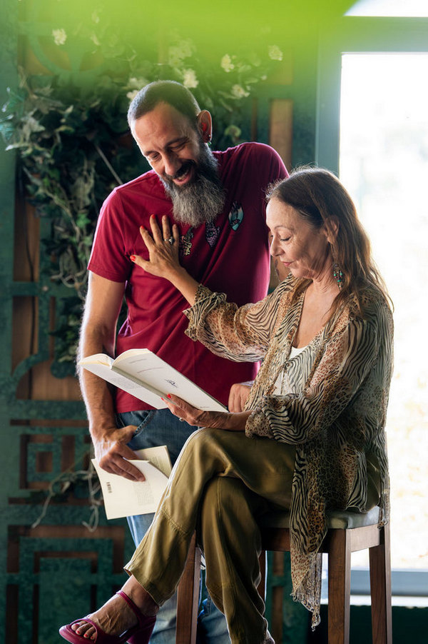 «Πρόσωπα στην Άμμο»: Μια σκηνική σύνθεση για όσα μένουν, και όσα σβήνουν