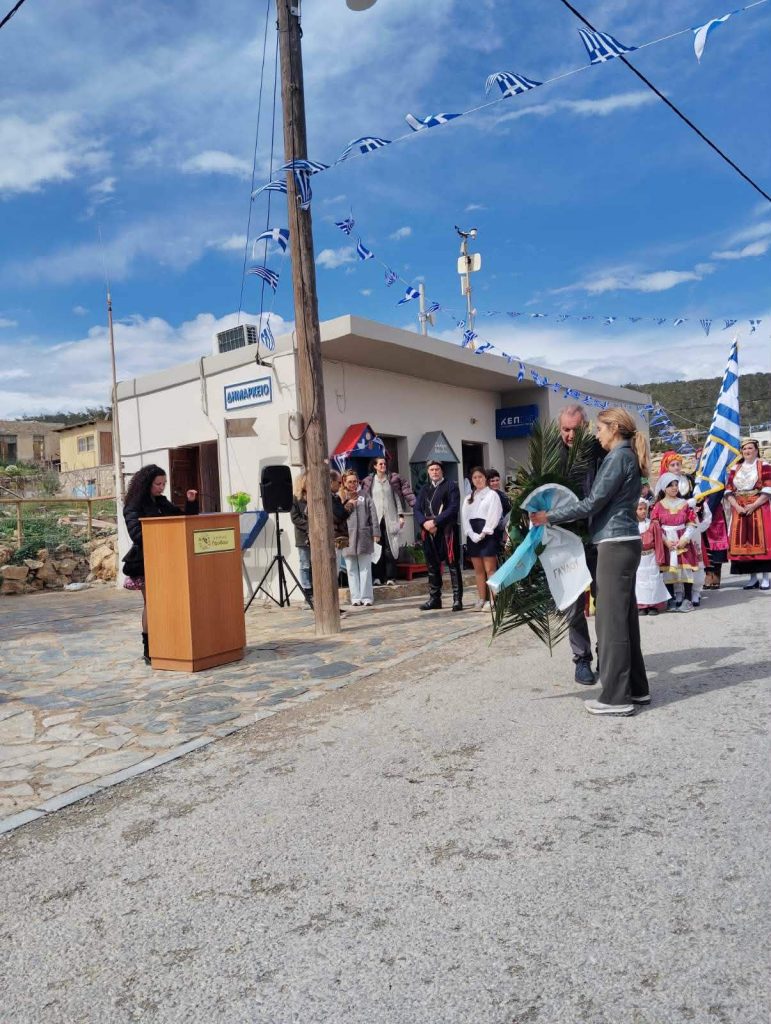 Μαθητές από τη Βούλα παρέλασαν στη Γαύδο