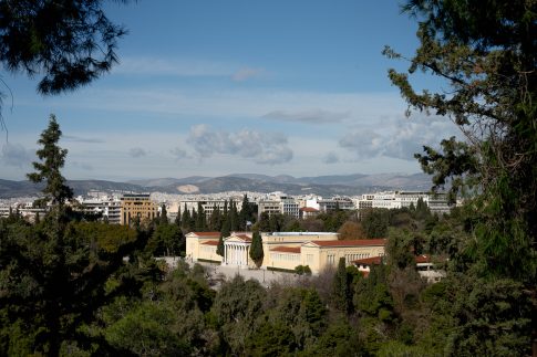 Από το σοκ στην απάθεια: τι δημιουργεί στον ψυχισμό μας η συνεχής έκθεση σε τραγικές ειδήσεις