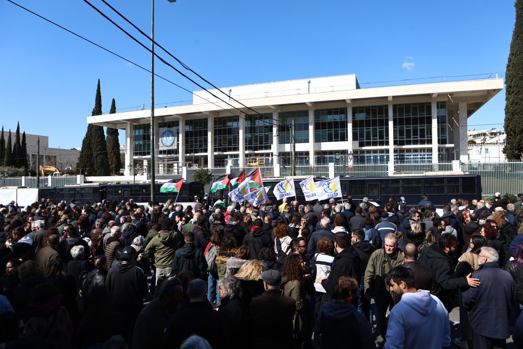 Συγκέντρωση έξω από την αμερικανική πρεσβεία στην Αθήνα – Πολίτες διαμαρτυρήθηκαν για την επίθεση ΗΠΑ και Ισραήλ στο Ιράν