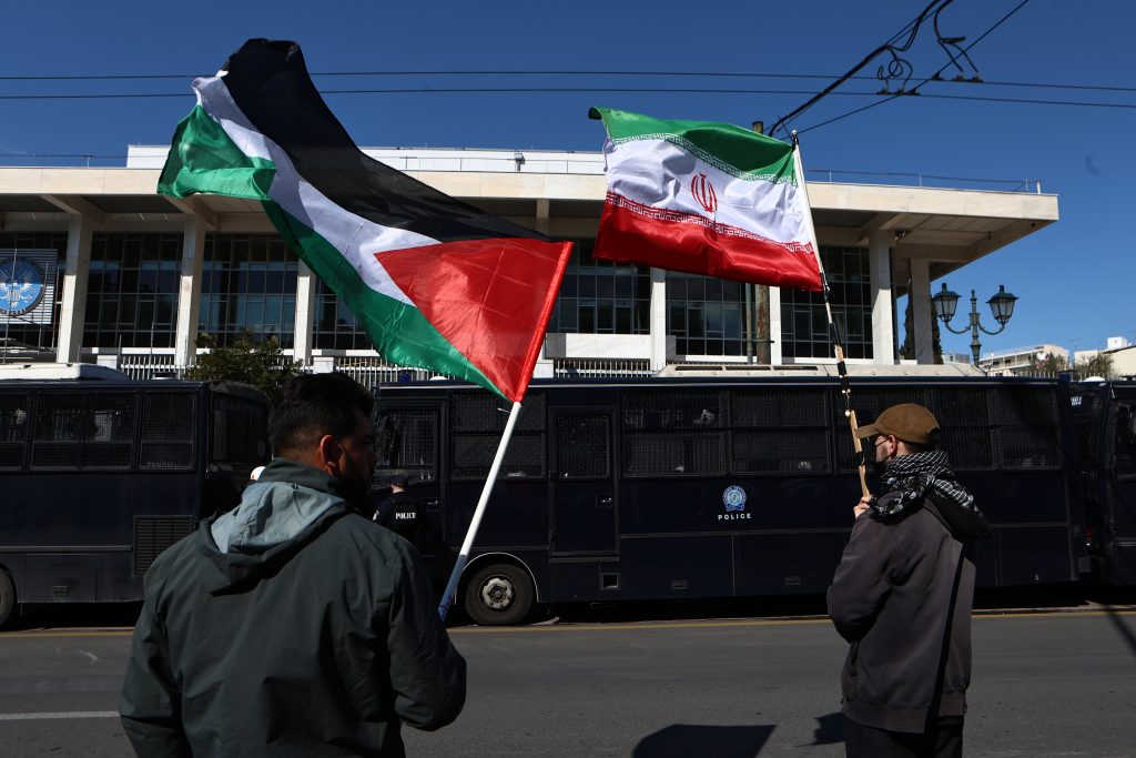 Συγκέντρωση έξω από την αμερικανική πρεσβεία στην Αθήνα – Πολίτες διαμαρτυρήθηκαν για την επίθεση ΗΠΑ και Ισραήλ στο Ιράν