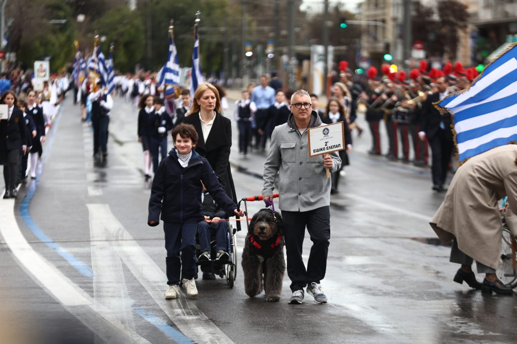 Ολοκληρώθηκε η μαθητική παρέλαση για την 25η Μαρτίου στο Σύνταγμα – Άνοιξε το μετρό