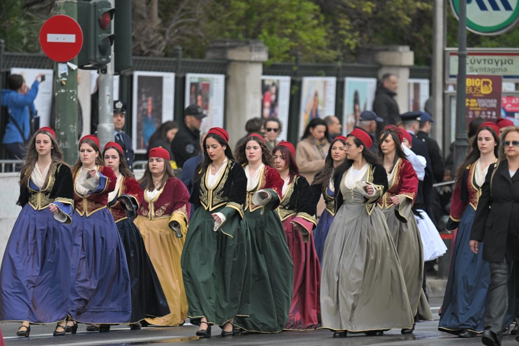 Ολοκληρώθηκε η μαθητική παρέλαση για την 25η Μαρτίου στο Σύνταγμα – Άνοιξε το μετρό