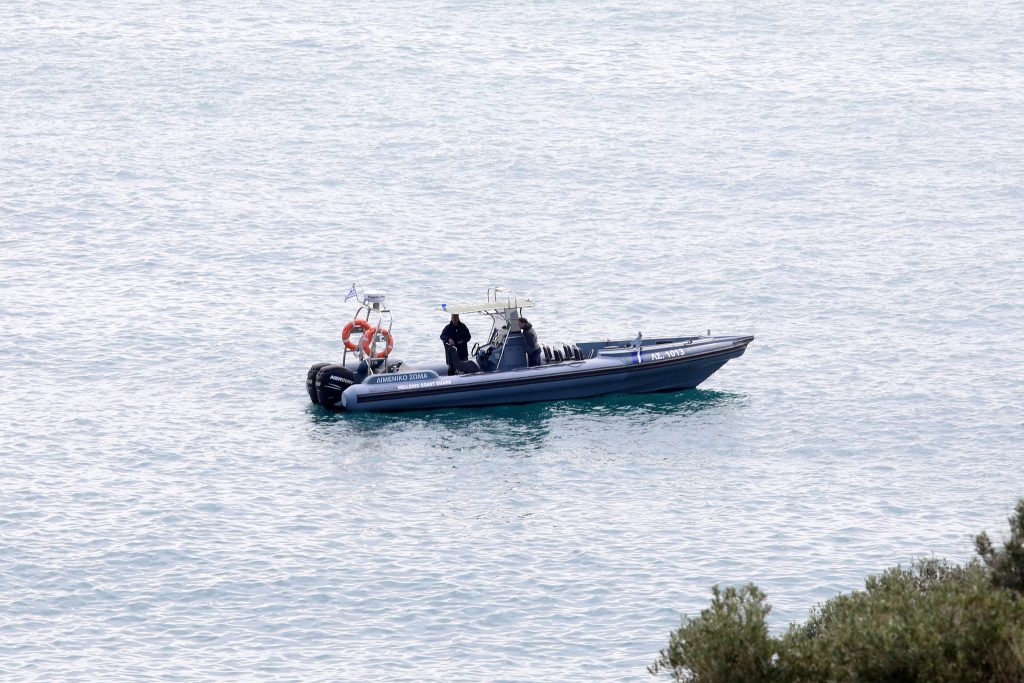 Σε εξέλιξη η επιχείρηση ανάσυρσης του 34χρονου δύτη στα λιμανάκια Βουλιαγμένης