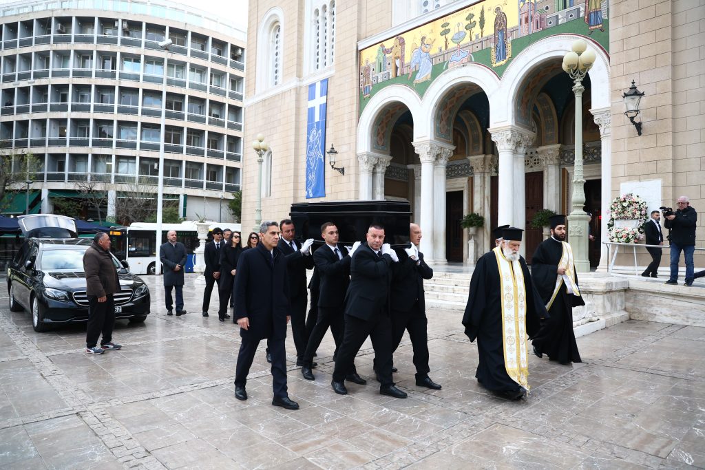 Μαρινέλλα: Στη Μητρόπολη Αθηνών η σορός της – Πλήθος κόσμου στο τελευταίο αντίο