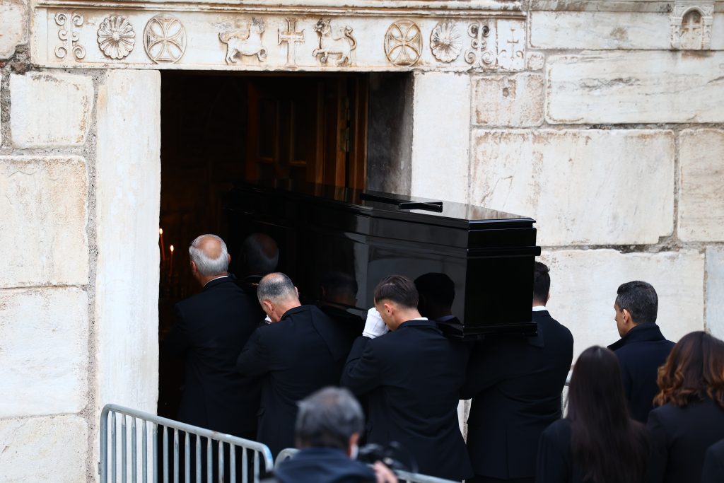 Μαρινέλλα: Στη Μητρόπολη Αθηνών η σορός της – Πλήθος κόσμου στο τελευταίο αντίο