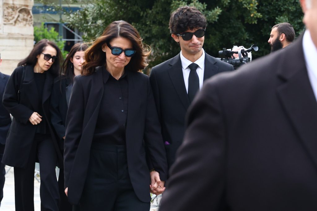 Μαρινέλλα: Στη Μητρόπολη Αθηνών η σορός της – Πλήθος κόσμου στο τελευταίο αντίο