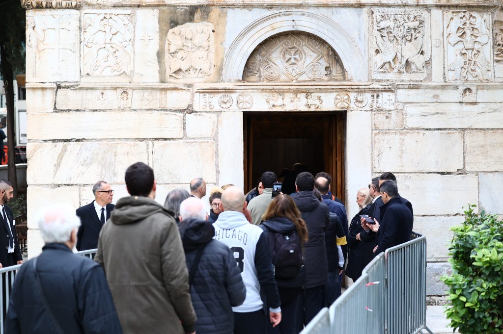 Μαρινέλλα: Στη Μητρόπολη Αθηνών η σορός της – Πλήθος κόσμου στο τελευταίο αντίο