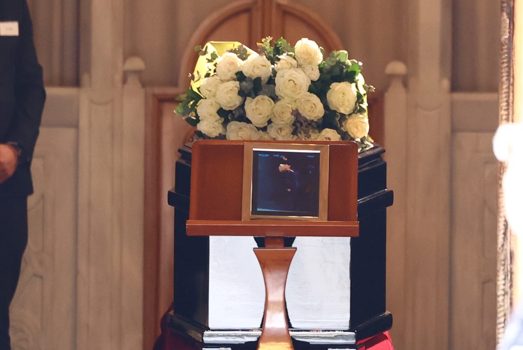 Μαρινέλλα: Στη Μητρόπολη Αθηνών η σορός της – Πλήθος κόσμου στο τελευταίο αντίο