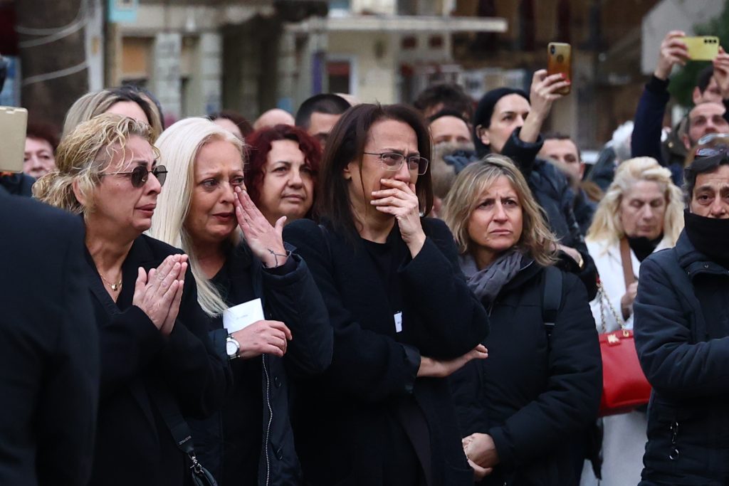 Μαρινέλλα: Στη Μητρόπολη Αθηνών η σορός της – Πλήθος κόσμου στο τελευταίο αντίο