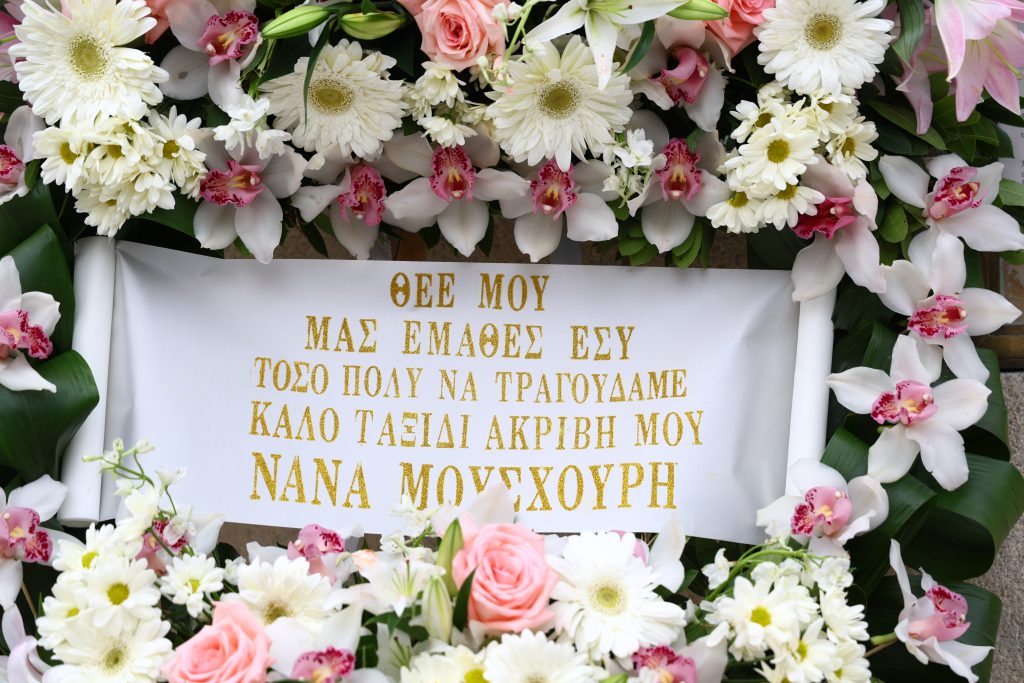 Μαρινέλλα: Στη Μητρόπολη Αθηνών η σορός της – Πλήθος κόσμου στο τελευταίο αντίο