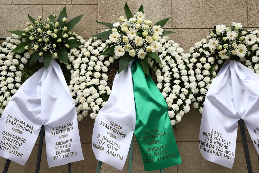 Μαρινέλλα: Στη Μητρόπολη Αθηνών η σορός της – Πλήθος κόσμου στο τελευταίο αντίο, στις 14:00 η κηδεία