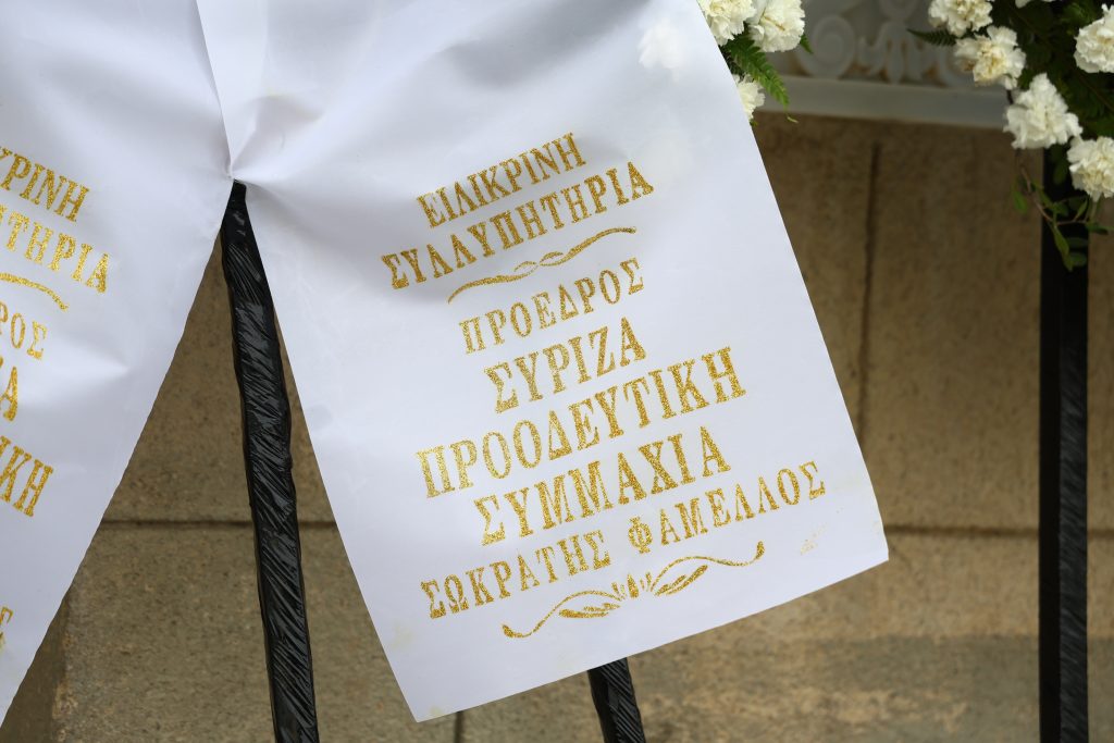 Μαρινέλλα: Στη Μητρόπολη Αθηνών η σορός της – Πλήθος κόσμου στο τελευταίο αντίο, στις 14:00 η κηδεία