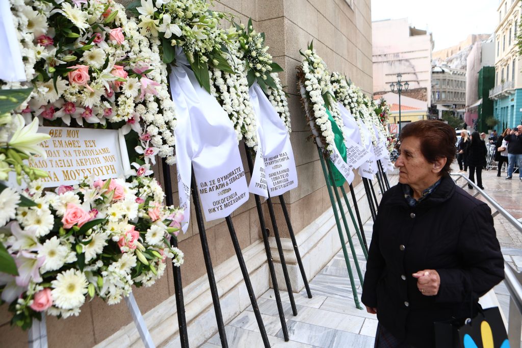 Μαρινέλλα: Στη Μητρόπολη Αθηνών η σορός της – Πλήθος κόσμου στο τελευταίο αντίο, στις 14:00 η κηδεία