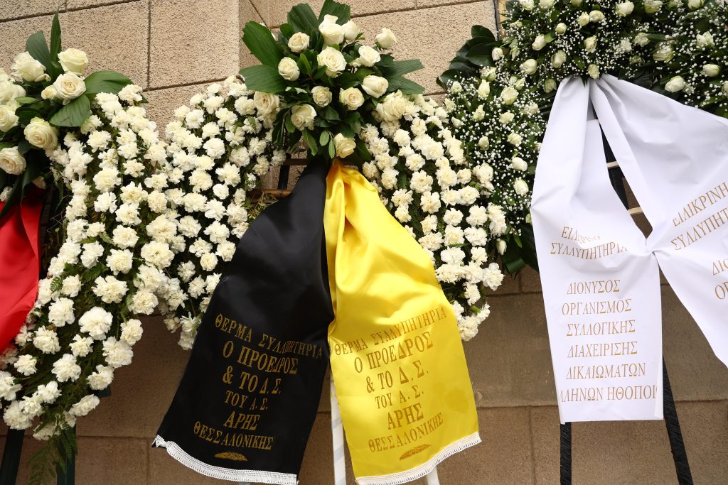 Μαρινέλλα: Στη Μητρόπολη Αθηνών η σορός της – Πλήθος κόσμου στο τελευταίο αντίο, στις 14:00 η κηδεία