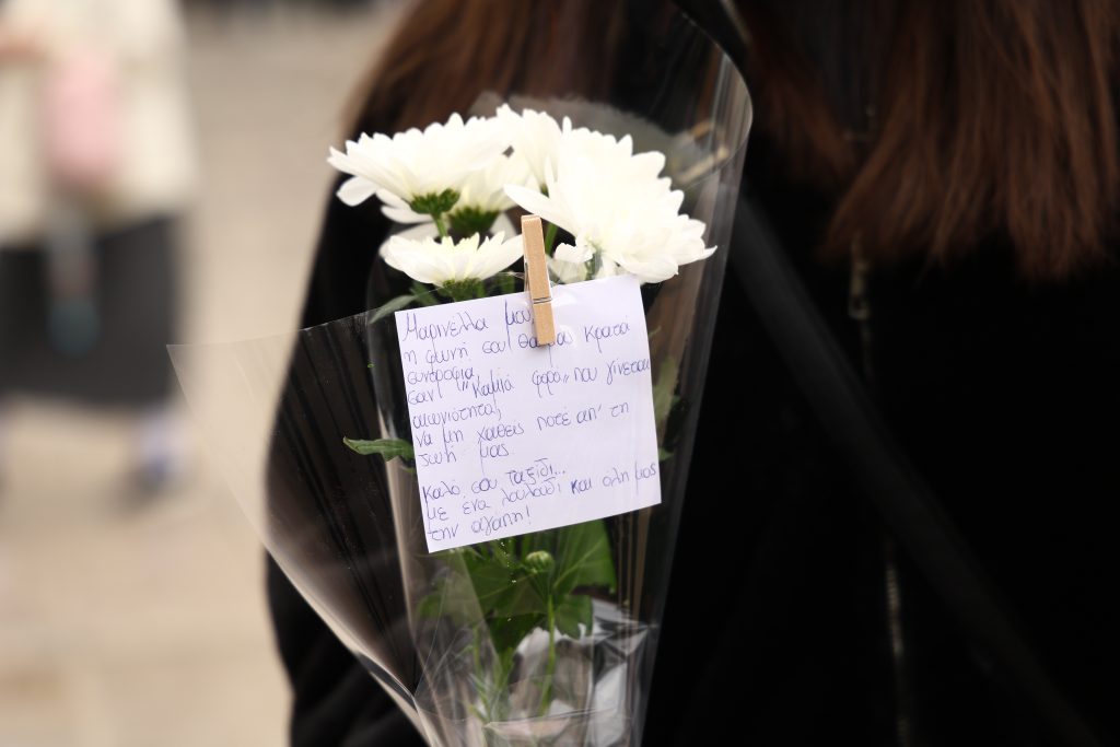 Μαρινέλλα: Στη Μητρόπολη Αθηνών η σορός της – Πλήθος κόσμου στο τελευταίο αντίο, στις 14:00 η κηδεία