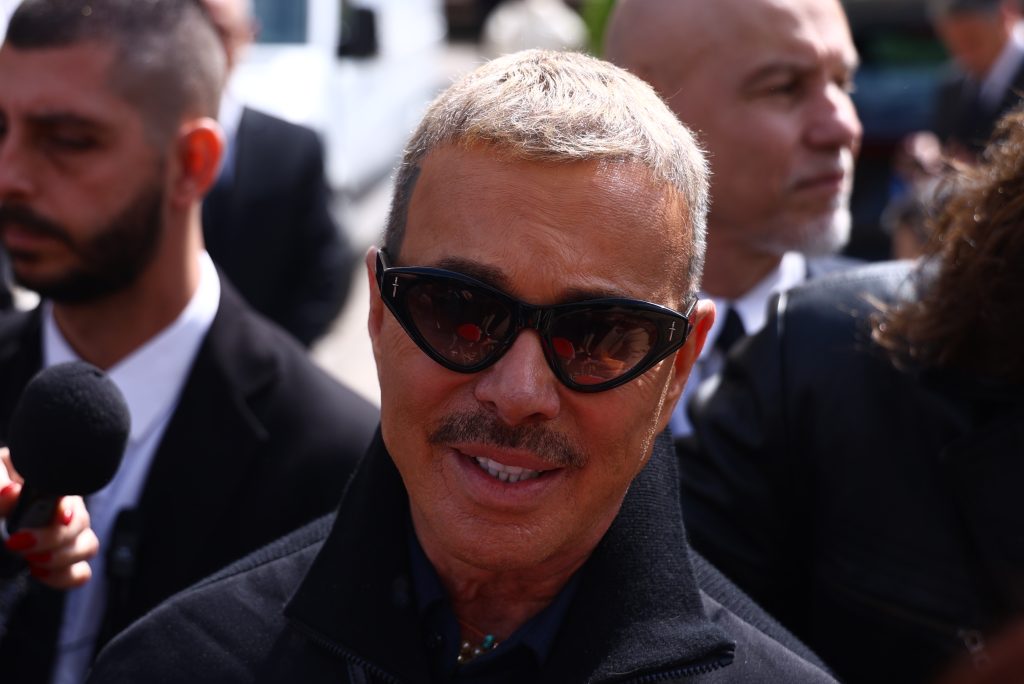 Live το τελευταίο αντίο στη Μαρινέλλα: Πλήθος κόσμου στη Μητρόπολη Αθηνών