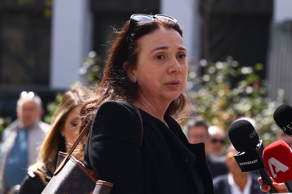 Live το τελευταίο αντίο στη Μαρινέλλα: Πλήθος κόσμου στη Μητρόπολη Αθηνών