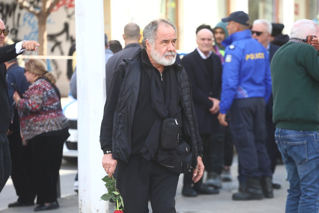 Live το τελευταίο αντίο στη Μαρινέλλα: Πλήθος κόσμου στη Μητρόπολη Αθηνών