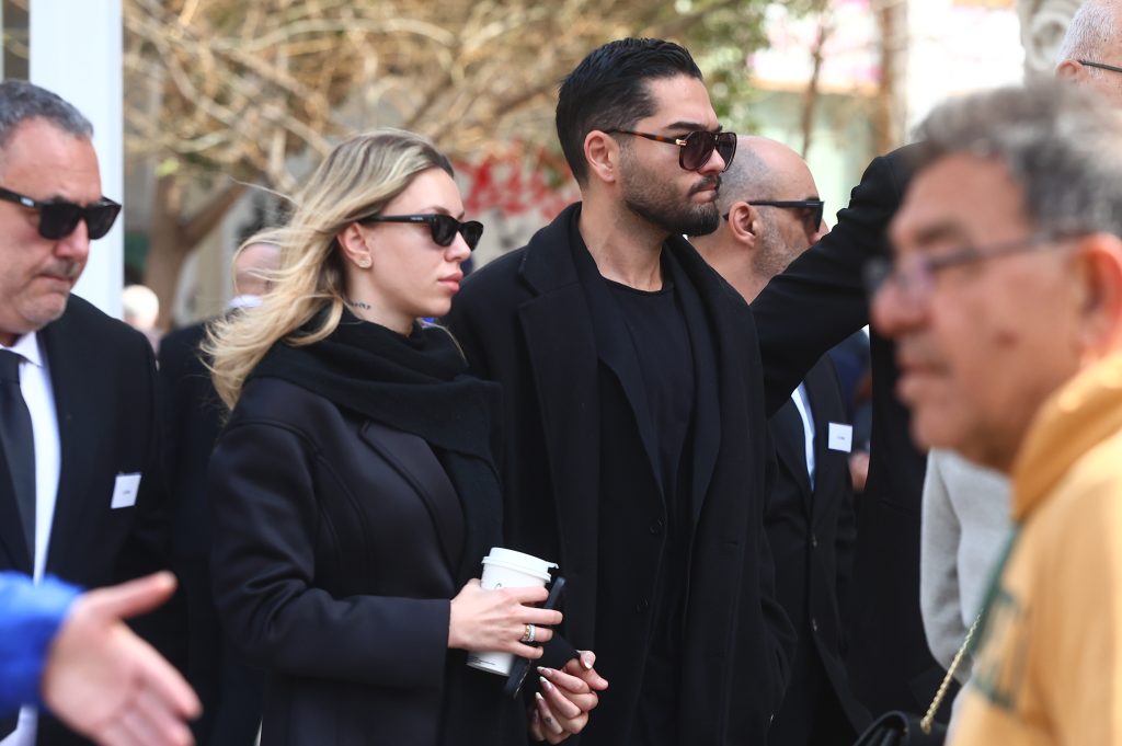 Live το τελευταίο αντίο στη Μαρινέλλα: Πλήθος κόσμου στη Μητρόπολη Αθηνών