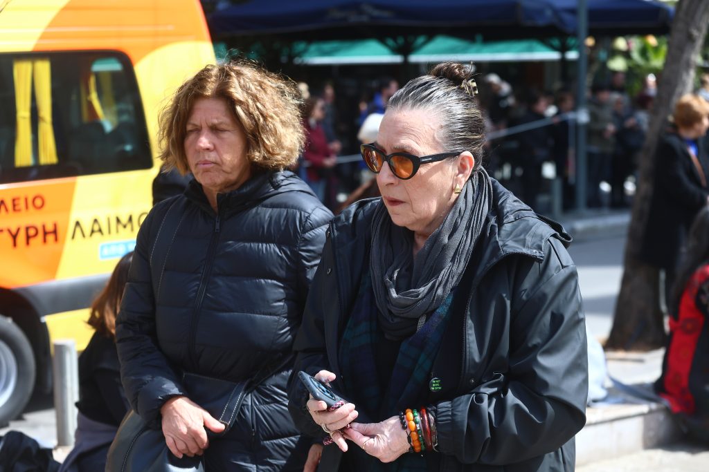 Live το τελευταίο αντίο στη Μαρινέλλα: Πλήθος κόσμου στη Μητρόπολη Αθηνών