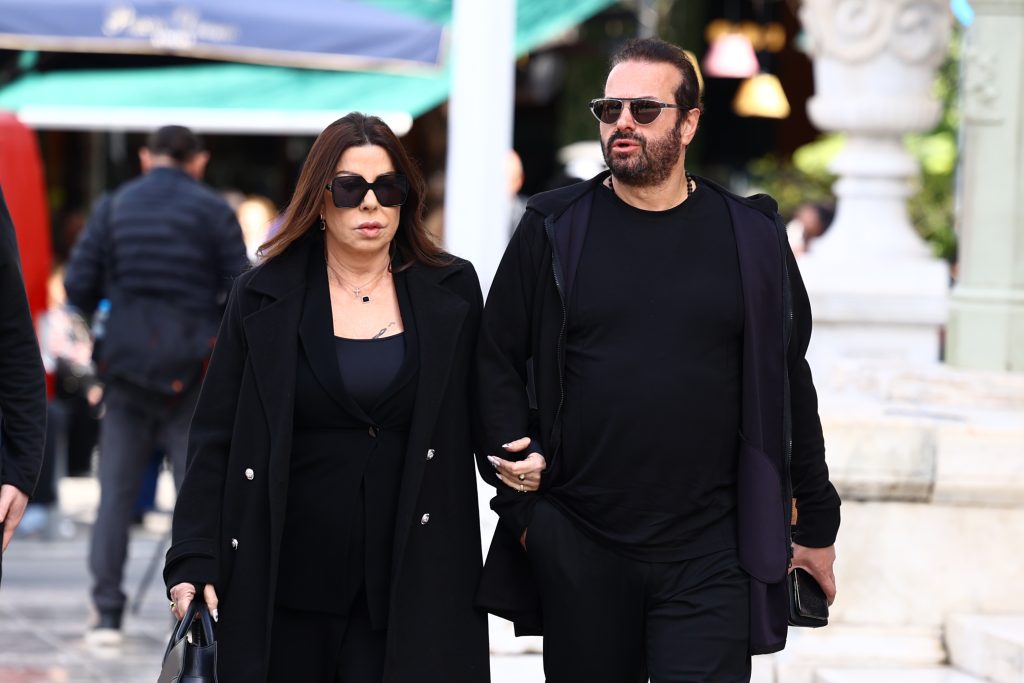 Live το τελευταίο αντίο στη Μαρινέλλα: Πλήθος κόσμου στη Μητρόπολη Αθηνών