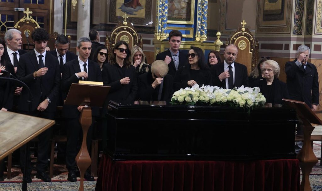 Το τελευταίο αντίο στη Μαρινέλλα: Με πλήθος κόσμου ο αποχαιρετισμός – «Για μένα πέθανε η δεύτερη μάνα μου» είπε ο Νταλάρας – Δάκρυσε η Χάρις Αλεξίου