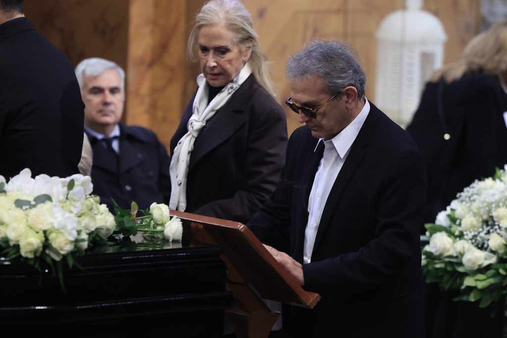 Το τελευταίο αντίο στη Μαρινέλλα: Με πλήθος κόσμου ο αποχαιρετισμός – «Για μένα πέθανε η δεύτερη μάνα μου» είπε ο Νταλάρας – Δάκρυσε η Χάρις Αλεξίου