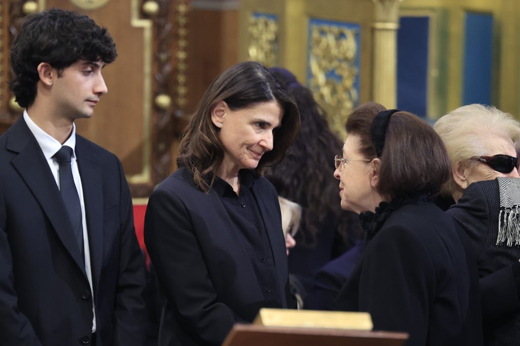 Το τελευταίο αντίο στη Μαρινέλλα: Με πλήθος κόσμου ο αποχαιρετισμός – «Για μένα πέθανε η δεύτερη μάνα μου» είπε ο Νταλάρας – Δάκρυσε η Χάρις Αλεξίου