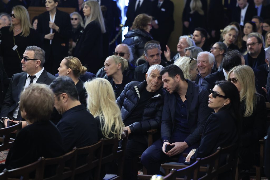 Το τελευταίο αντίο στη Μαρινέλλα: Με πλήθος κόσμου ο αποχαιρετισμός – «Για μένα πέθανε η δεύτερη μάνα μου» είπε ο Νταλάρας – Δάκρυσε η Χάρις Αλεξίου