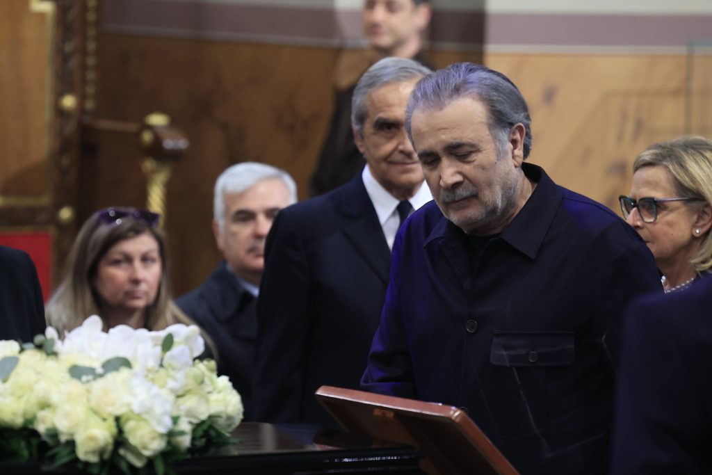 Το τελευταίο αντίο στη Μαρινέλλα: Με πλήθος κόσμου ο αποχαιρετισμός – «Για μένα πέθανε η δεύτερη μάνα μου» είπε ο Νταλάρας – Δάκρυσε η Χάρις Αλεξίου