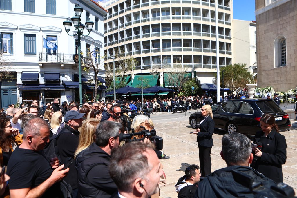 Το τελευταίο αντίο στη Μαρινέλλα: Με πλήθος κόσμου ο αποχαιρετισμός – «Για μένα πέθανε η δεύτερη μάνα μου» είπε ο Νταλάρας – Δάκρυσε η Χάρις Αλεξίου