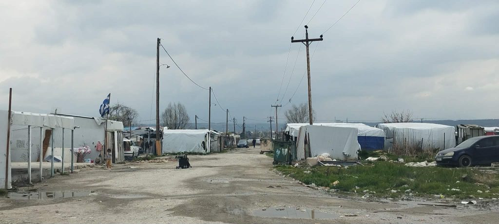 Πτολεμαΐδα: Οκτώ συλλήψεις για ρευματοκλοπή σε οικισμό Ρομά