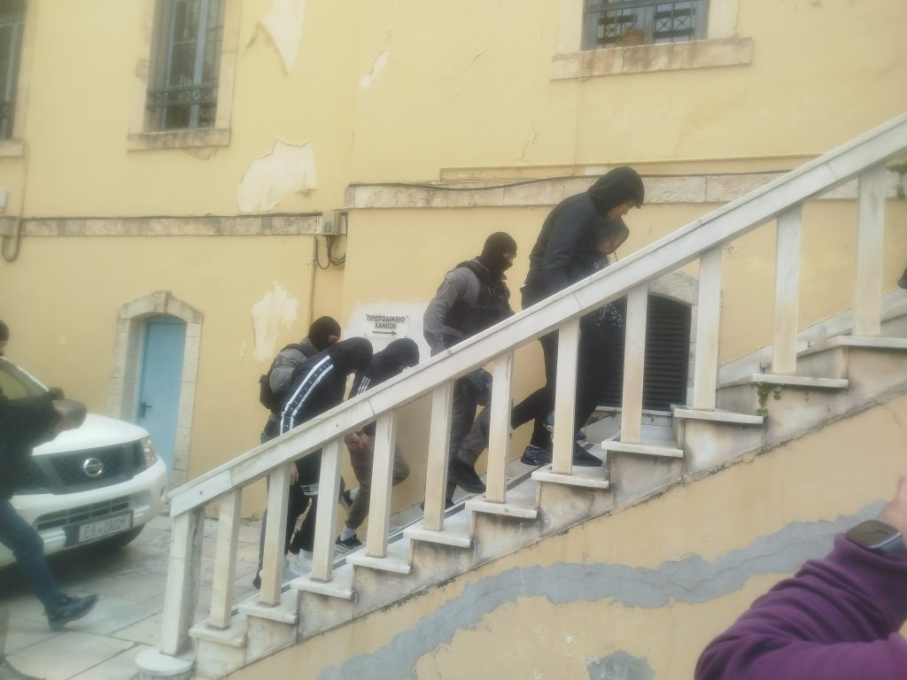 Απολογούνται οι κατηγορούμενοι για τον ομαδικό βιασμό 17χρονης στα Χανιά – «Φύλλο και φτερό» το κινητό τηλέφωνο με το επίμαχο βιντεοληπτικό υλικό