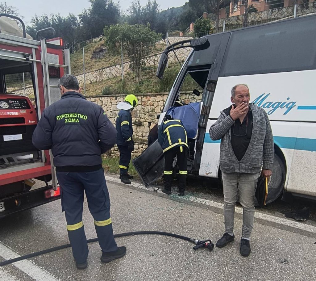 Ζάκυνθος: Σύγκρουση Ι.Χ. με λεωφορείο που μετέφερε μαθητές — Αεροδιακομιδή στα Γιάννενα για τον οδηγό του αυτοκινήτου