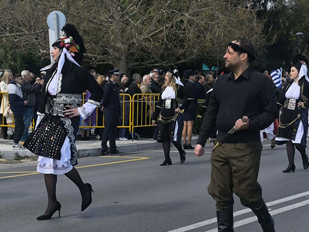 Λέσβος: «Σήμερα τιμάμε την εθνική Παλιγγενεσία του 1821» το μήνυμα των λιλιπούτειων μαθητών στην παρέλαση της 25ης Μαρτίου