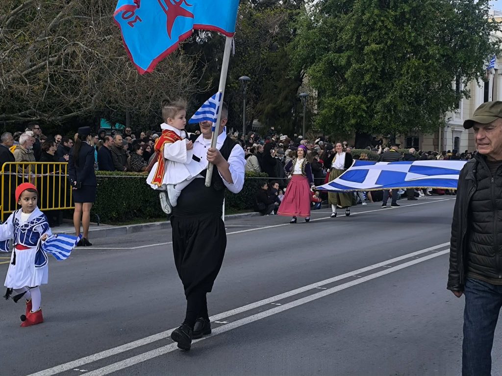 Λέσβος: «Σήμερα τιμάμε την εθνική Παλιγγενεσία του 1821» το μήνυμα των λιλιπούτειων μαθητών στην παρέλαση της 25ης Μαρτίου