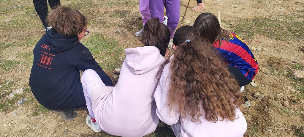 Κοζάνη: Μαθητές φύτεψαν και «υιοθέτησαν» δέντρα στη Σιάτιστα – Ένα ζωντανό μάθημα αγάπης για τη φύση