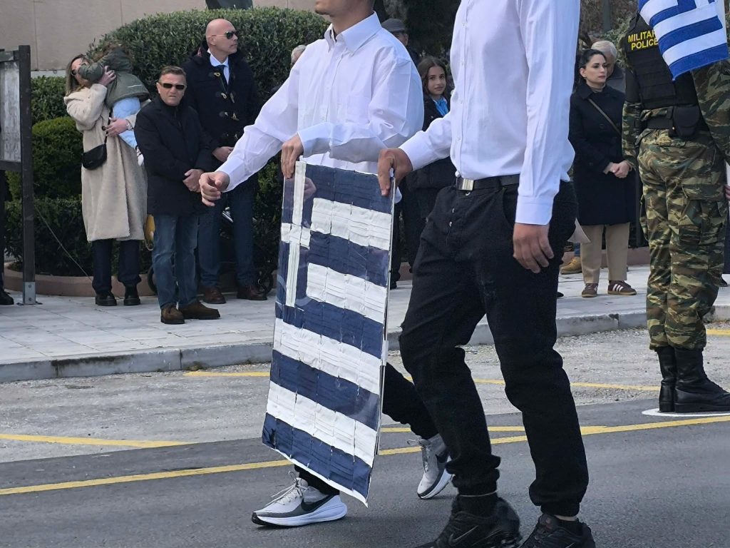 Λέσβος: «Σήμερα τιμάμε την εθνική Παλιγγενεσία του 1821» το μήνυμα των λιλιπούτειων μαθητών στην παρέλαση της 25ης Μαρτίου