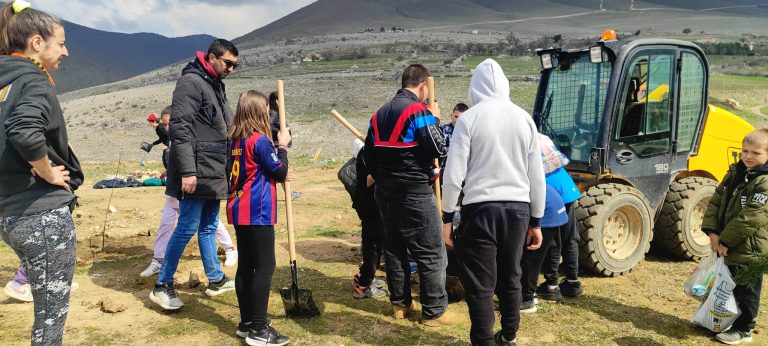 Κοζάνη: Μαθητές φύτεψαν και «υιοθέτησαν» δέντρα στη Σιάτιστα – Ένα ζωντανό μάθημα αγάπης για τη φύση