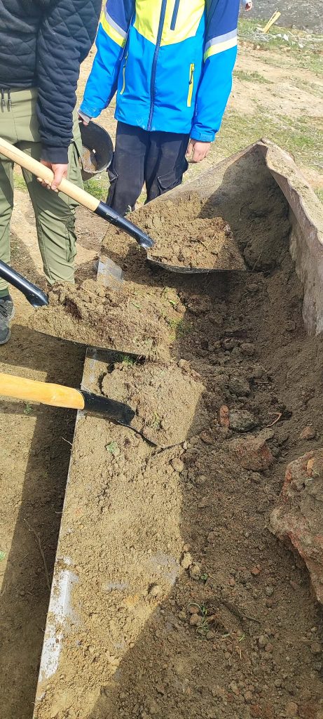 Κοζάνη: Μαθητές φύτεψαν και «υιοθέτησαν» δέντρα στη Σιάτιστα – Ένα ζωντανό μάθημα αγάπης για τη φύση