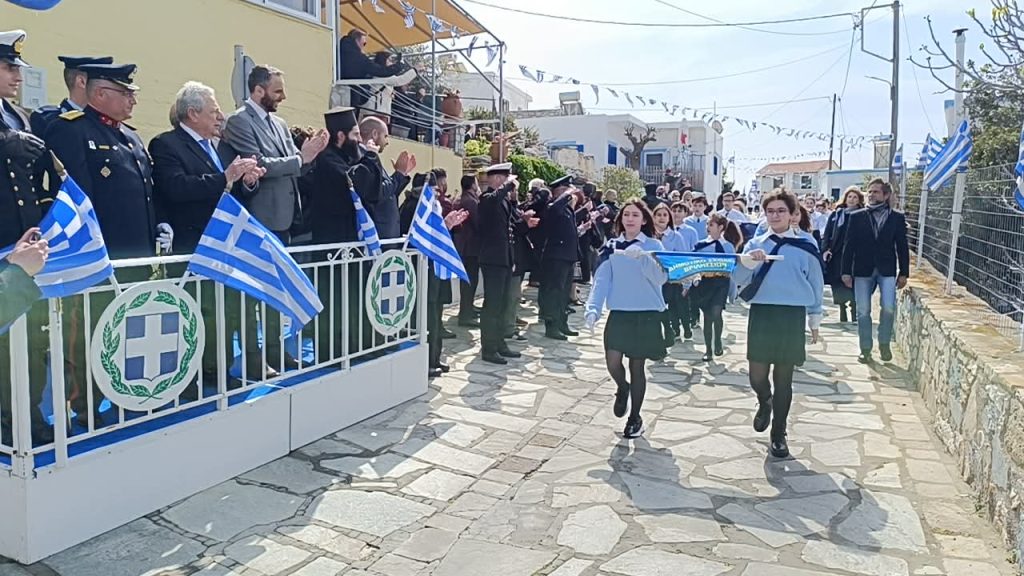 Το ΕΡΤnews στο Αγαθονήσι: Οι δύο μικροί μαθητές τίμησαν τους ήρωες της Επανάστασης παρελαύνοντας με δημοτικό από τα Βριλήσσια