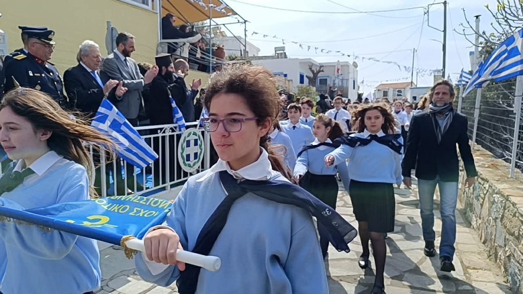 Το ΕΡΤnews στο Αγαθονήσι: Οι δύο μικροί μαθητές τίμησαν τους ήρωες της Επανάστασης παρελαύνοντας με δημοτικό από τα Βριλήσσια