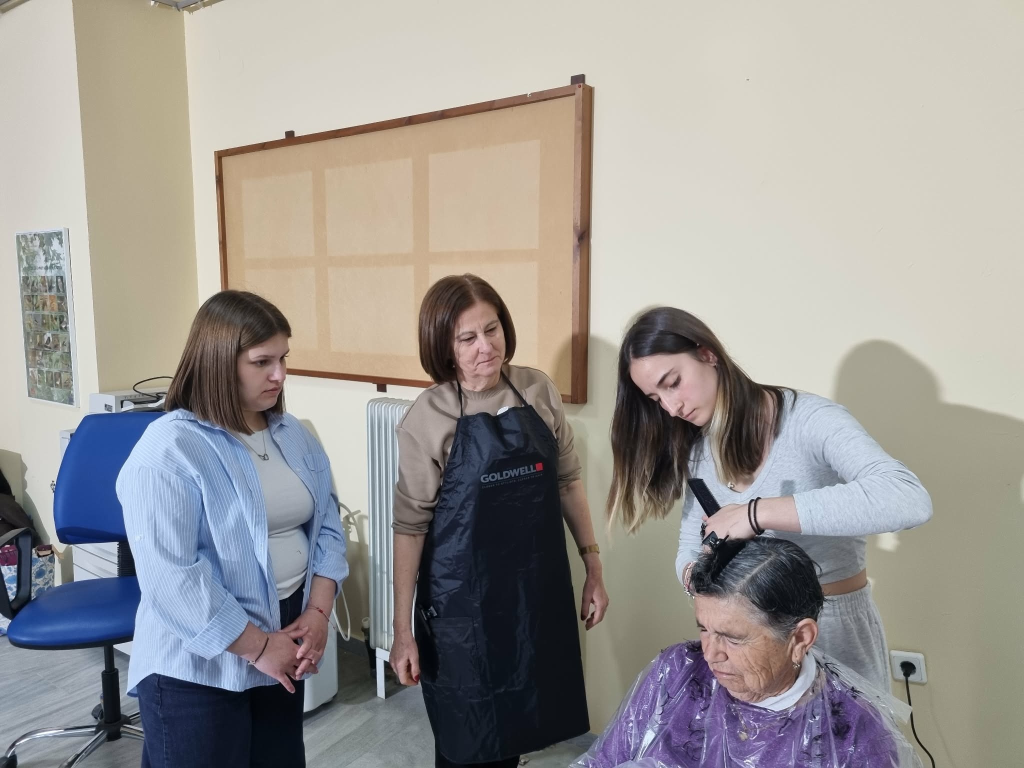 654231 Ελασσόνα: Μαθητές κομμωτικής του 1ου ΕΠΑΛ φρόντισαν γυναίκες της τρίτης ηλικίας στο πλαίσιο δράσης για την Ημέρα της Γυναίκας