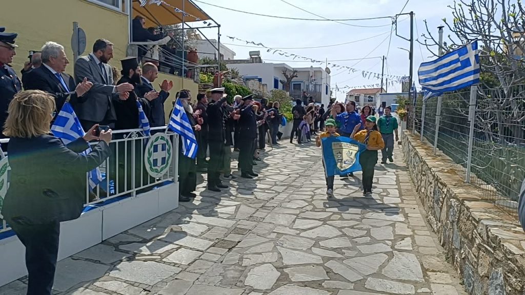 Το ΕΡΤnews στο Αγαθονήσι: Οι δύο μικροί μαθητές τίμησαν τους ήρωες της Επανάστασης παρελαύνοντας με δημοτικό από τα Βριλήσσια