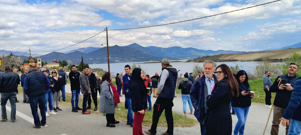 Παράσταση διαμαρτυρίας κτηνοτρόφων στη γέφυρα Σερβίων – Ζητούν άρση της καραντίνας