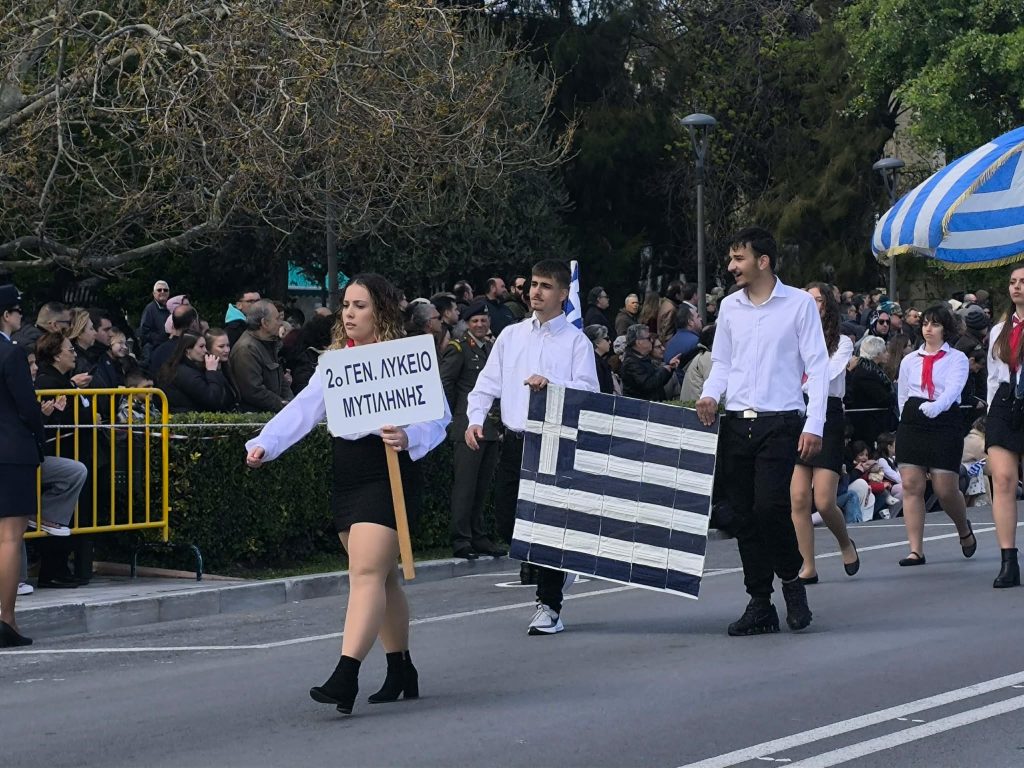 Λέσβος: «Σήμερα τιμάμε την εθνική Παλιγγενεσία του 1821» το μήνυμα των λιλιπούτειων μαθητών στην παρέλαση της 25ης Μαρτίου