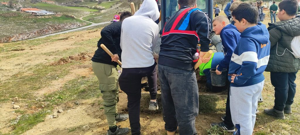Κοζάνη: Μαθητές φύτεψαν και «υιοθέτησαν» δέντρα στη Σιάτιστα – Ένα ζωντανό μάθημα αγάπης για τη φύση