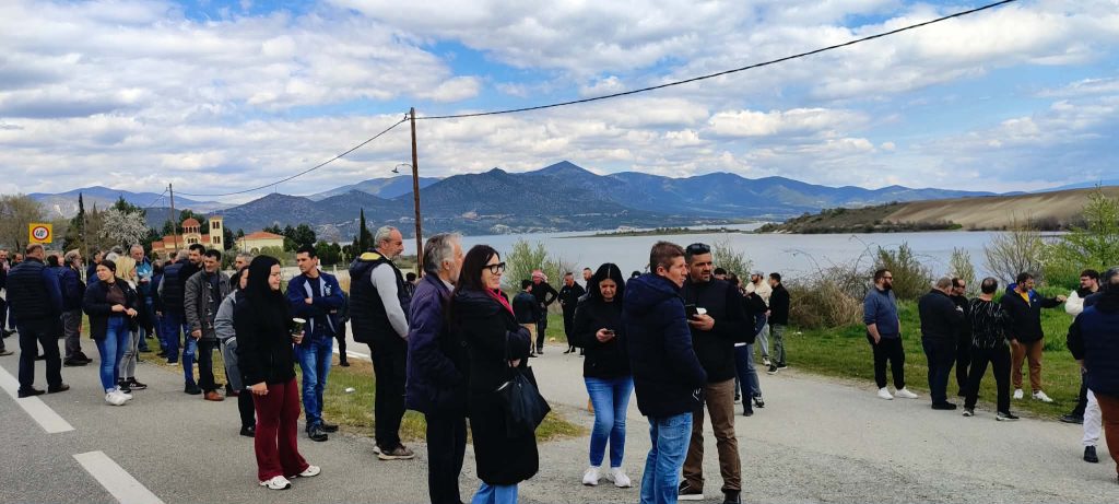 Παράσταση διαμαρτυρίας κτηνοτρόφων στη γέφυρα Σερβίων – Ζητούν άρση της καραντίνας